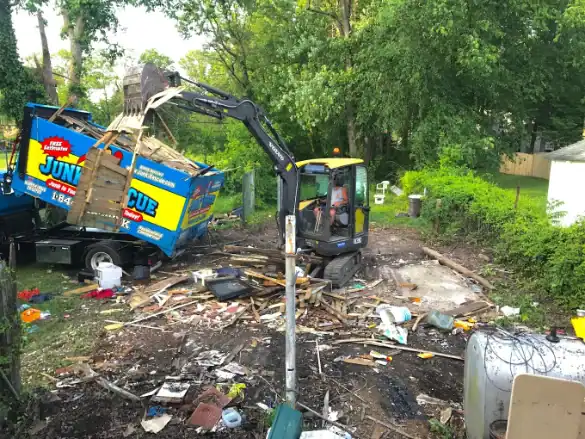 Small Excavator Loading junk on the junk rescue truck